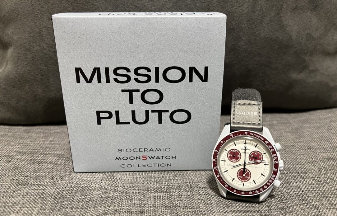 MoonSwatch Mission to Plutoの専用パッケージと外箱。付属品、定価、購入方法に関する情報補完。