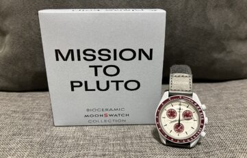 MoonSwatch Mission to Plutoの専用パッケージと外箱。付属品、定価、購入方法に関する情報補完。
