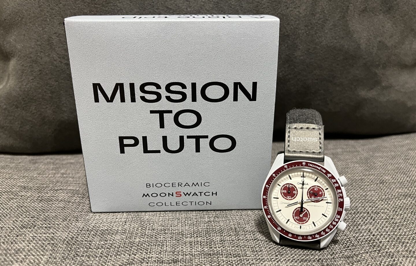 MoonSwatch Mission to Plutoの専用パッケージと外箱。付属品、定価、購入方法に関する情報補完。