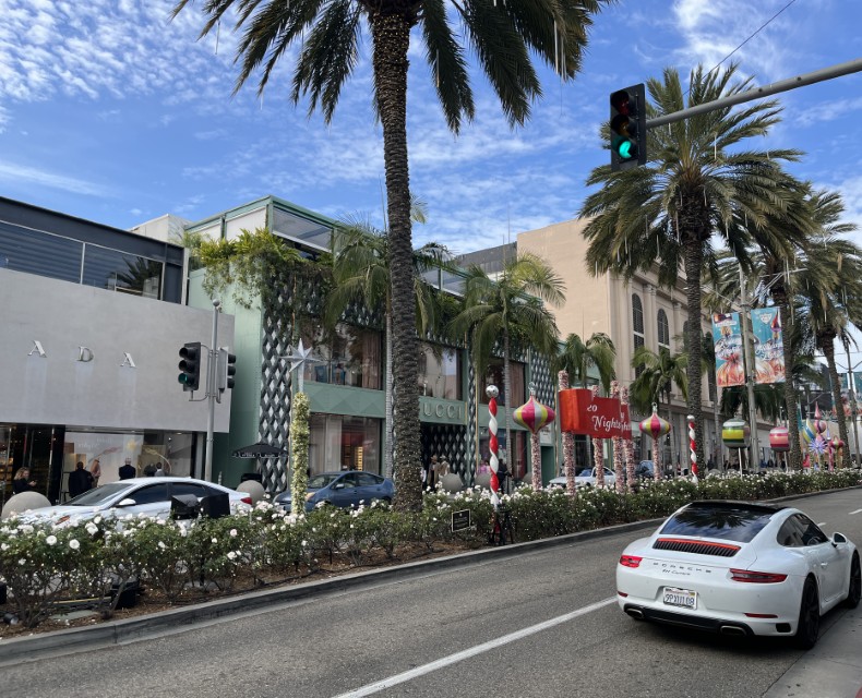 ロデオ・ドライブ(ビバリーヒルズにある高級ブランド店が並ぶ通り)