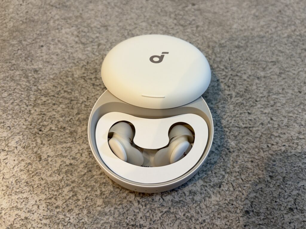 Soundcore Sleep A30の充電ケースに入った紙の保護材