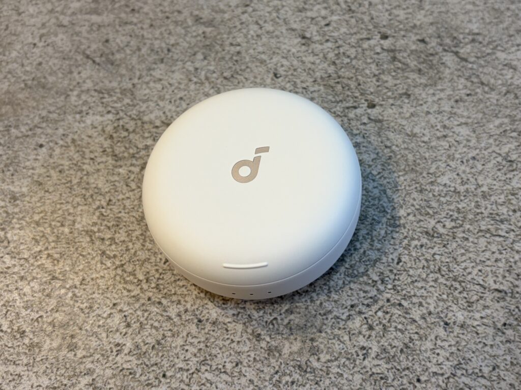 Soundcore Sleep A30の白い充電ケース