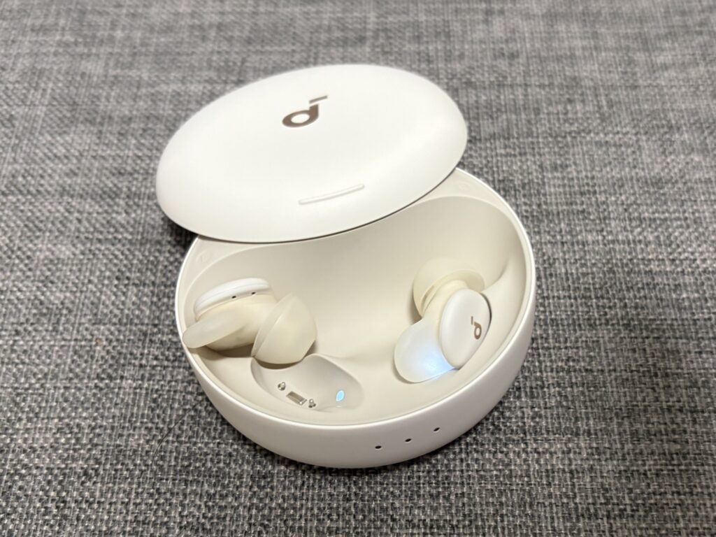 Soundcore Sleep A30のイヤホンと充電ケース内の充電接点