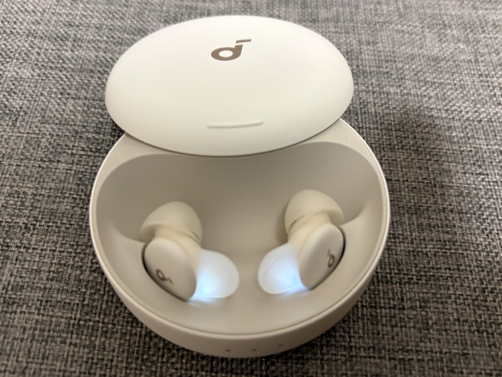 ケースに正しく収まりLEDが光るSoundcore Sleep A30
