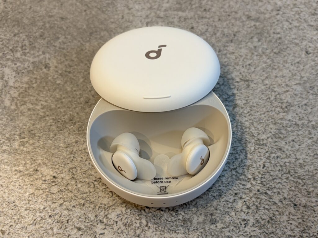 Soundcore Sleep A30の充電接点を保護する透明な絶縁シート