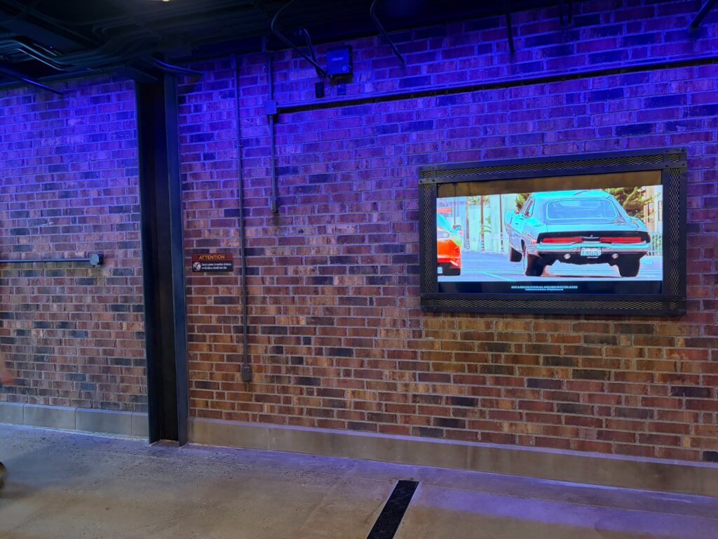 Fast & Furious Hollywood Driftの屋内キューにあるレンガ壁とモニター