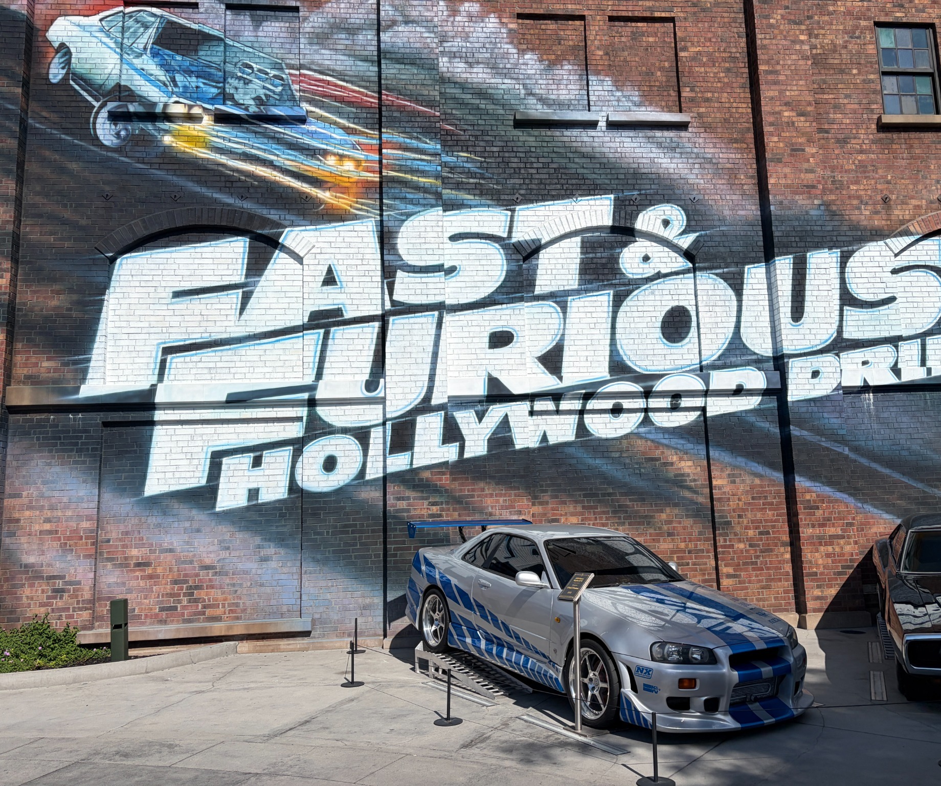 Fast & Furious Hollywood Driftの巨大壁画とNissan Skyline GT-R展示車両