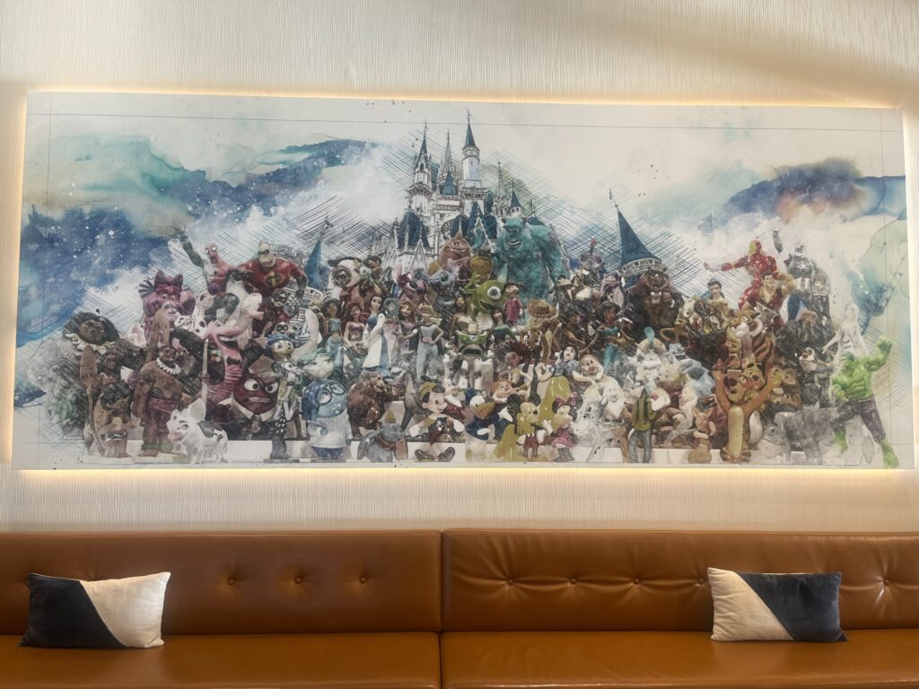 ヒルトン・ガーデン・イン・アナハイム・リゾートのロビーにあるDisney・Pixar・Marvelキャラクターのアート