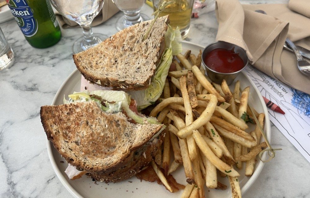 Hilton Los Angeles/Universal CityのLobby Barで注文したTurkey Club