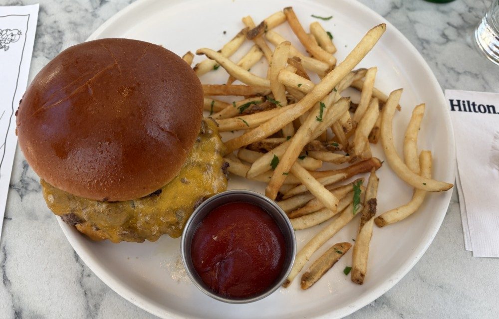 Hilton Los Angeles/Universal CityのLobby Barで注文したWagyu Smash Burger