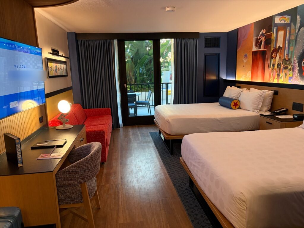 Pixar Place Hotelの3階客室全景とデスク、ソファ、テレビ