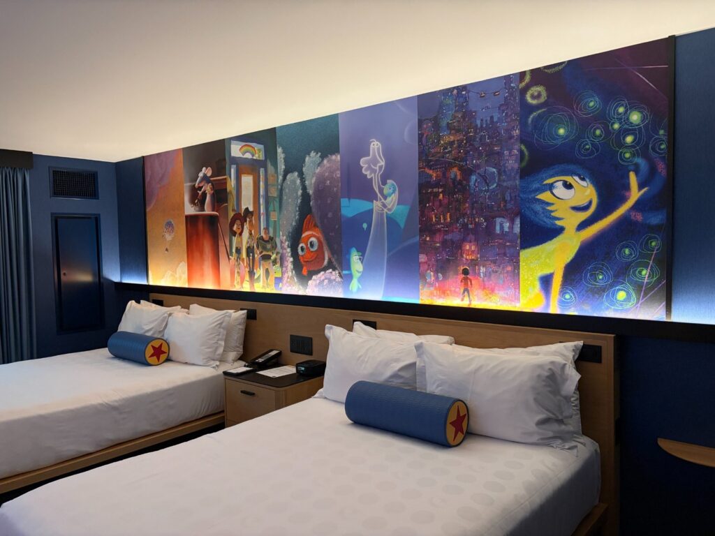 Pixar Place Hotel客室のベッド上に広がるPixar作品の壁面アート