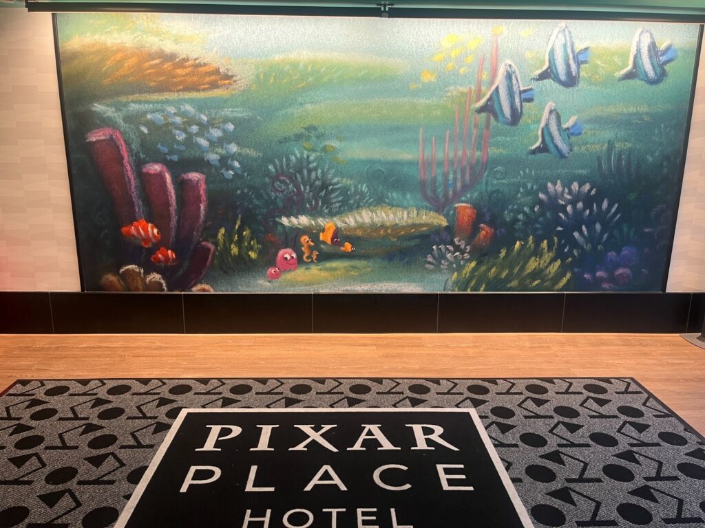 Pixar Place Hotel3階エレベーター前のFinding Nemoを描いたアート