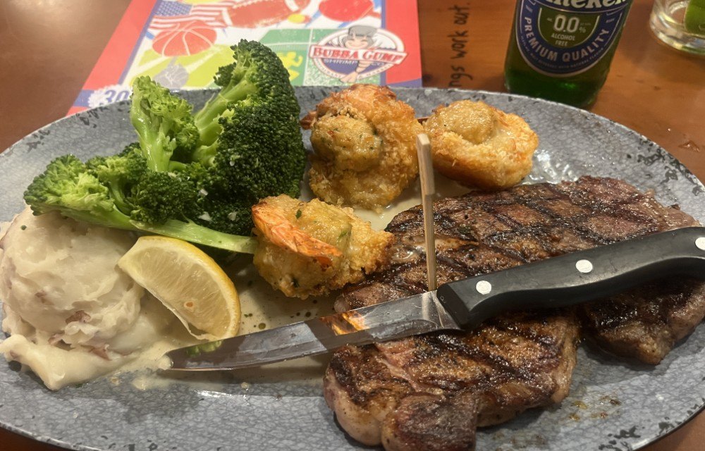 Universal CityWalkのBubba Gump Shrimpで注文したRibeye and Stuffed Shrimp
