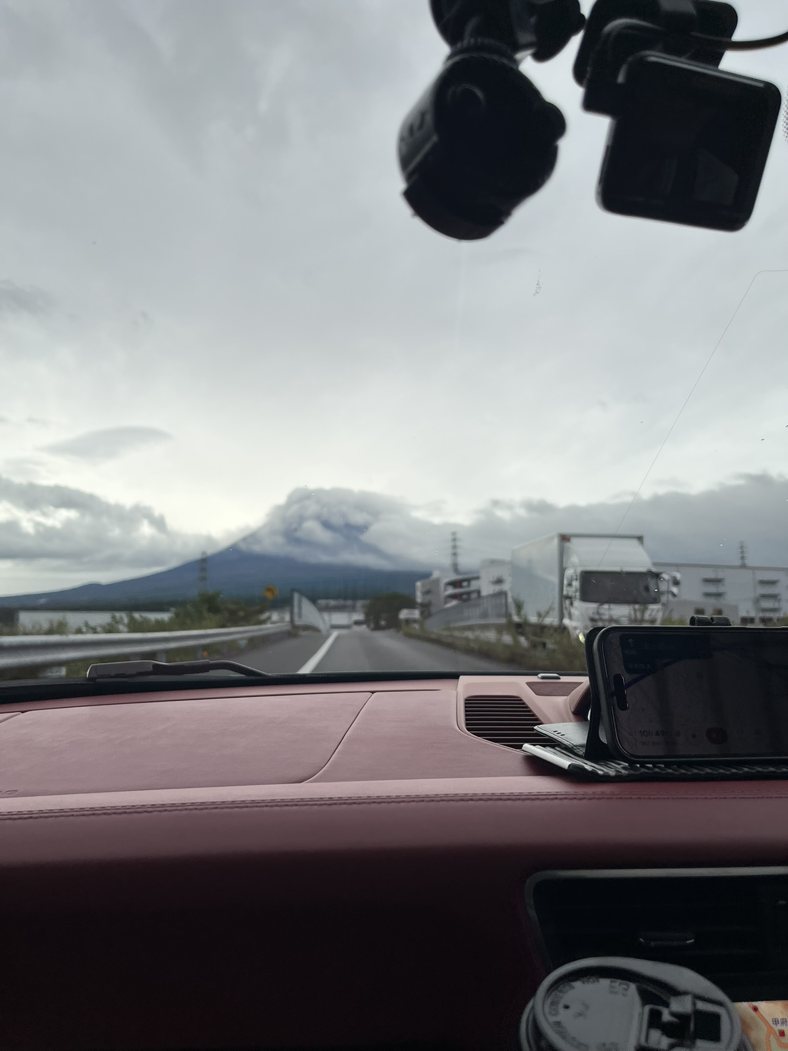ポルシェで見る雲に隠れた富士山